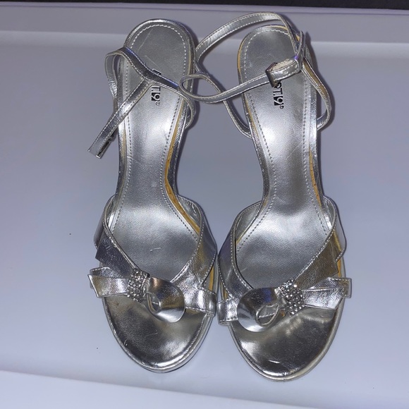 Silver Heels - Picture 2 of 2